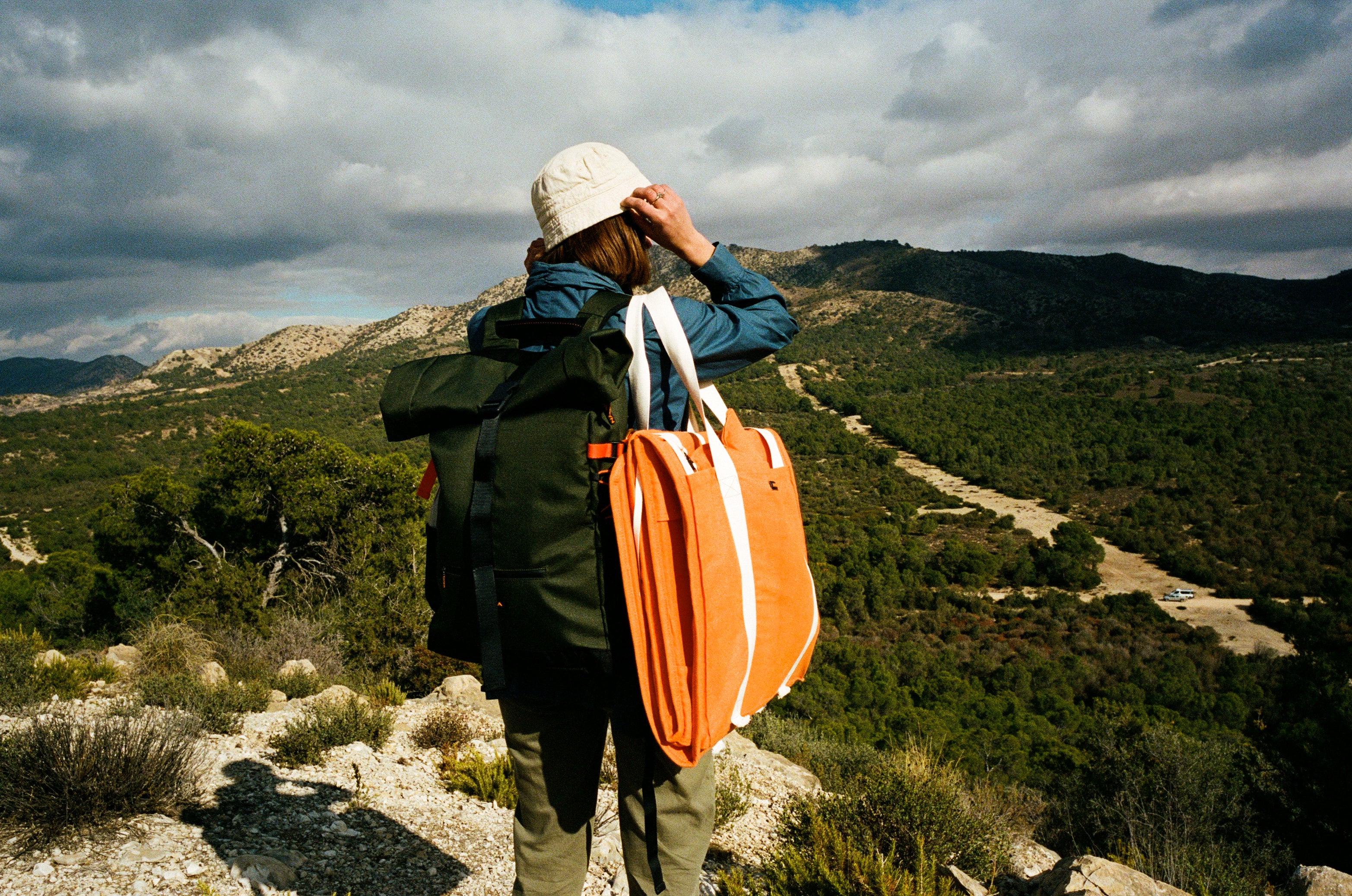 Voyageur avec des sacs Nalaia